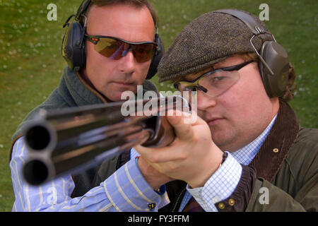Das Ziel des HighA Shooting Seminars in Loyton Lodge, Morebath, Devonshire, Großbritannien, wobei Ed Cummings (Flat Cap) angewiesen wird, Schrotflinten zu schießen.A UK Stockfoto