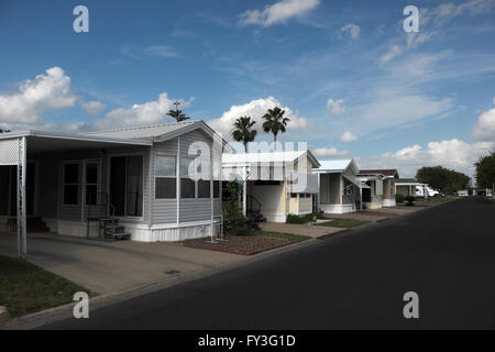 Sattelkupplungen, Mobilheime, Wohnwagen und Park Modelle sitzen gelassen in einem Trailer-Park (RV Resort, Mobilheim Gemeinschaft). Stockfoto