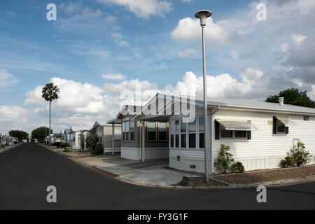 Sattelkupplungen, Mobilheime, Wohnwagen und Park Modelle sitzen gelassen in einem Trailer-Park (RV Resort, Mobilheim Gemeinschaft). Stockfoto