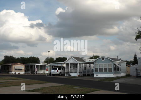 Sattelkupplungen, Mobilheime, Wohnwagen und Park Modelle sitzen gelassen in einem Trailer-Park (RV Resort, Mobilheim Gemeinschaft). Stockfoto