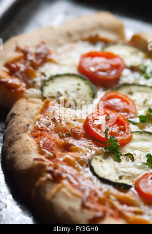 Vegetarische Pizza mit Bio zucchini Stockfoto