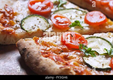 Vegetarische Pizza mit Bio zucchini Stockfoto