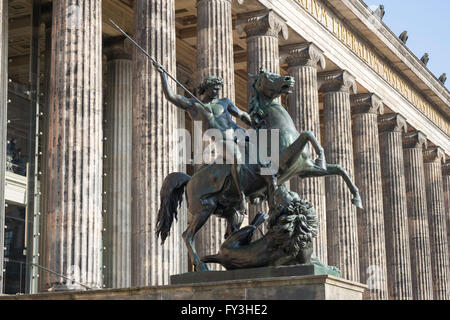 Statue von der Löwe-Kämpfer von Albert Wolff, Altes Museum, Berlin Stockfoto