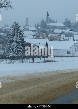 Tschechien, schneebedeckte Dorf Velka Lhota mit protestantischen Kirchen Stockfoto