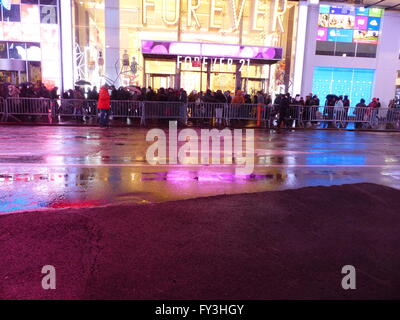 Schlange von Menschen am Times Square New York City Stockfoto