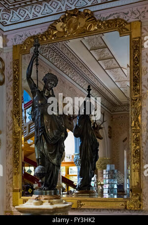 Eine Statue vor einem Spiegel in Keighley Cliffe Castle Museum, West Yorkshire, England. Stockfoto