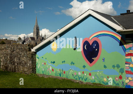 Graffiti-Wandgemälde und St. Mary's Cathedral in Killarney, County Kerry, Irland. Stockfoto