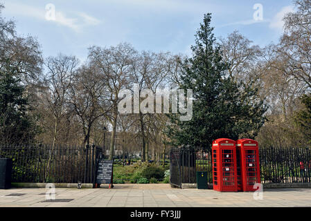 Eingang Russell Square mit zwei roten Telefon Boxen Bloomsbury London Borough of Camden England Großbritannien UK Stockfoto