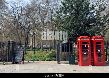 Eingang Russell Square mit zwei roten Telefon Boxen Bloomsbury London Borough of Camden England Großbritannien UK Stockfoto