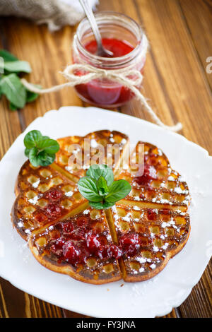 Gebackener Käse Waffeln mit Puderzucker und Minze Stockfoto