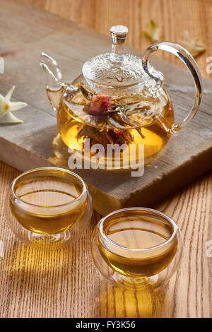 Glas Teekanne und zwei Tassen mit grünem Tee Stockfoto