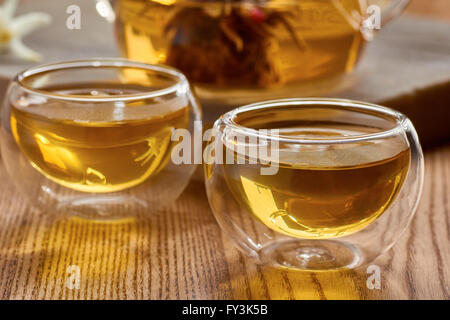 Zwei Tassen aus Glas und Kanne mit grünem Tee Stockfoto