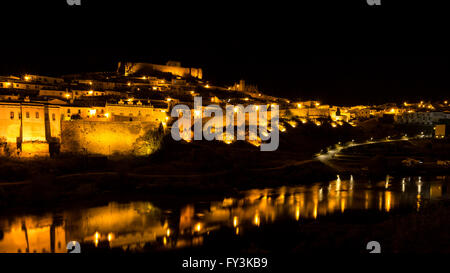 Nacht Schuss von Mértola, Portugal, vom gegenüberliegenden Rand des Guadiana. Stockfoto