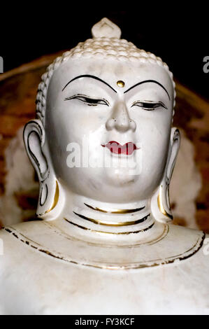 Antik weiss Buddha-Portrait mit prominenten golden drittes Auge Stockfoto