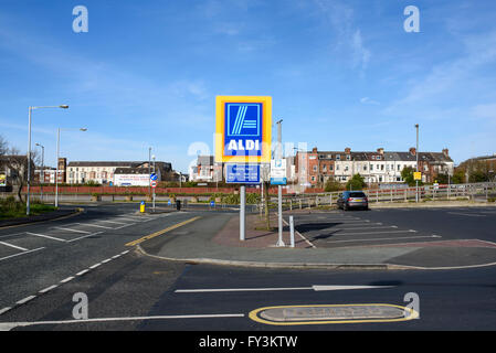 Aldi-Schild am Eingang zum Parkplatz eines großen Aldi-Supermarkt in Blackpool, Lancashire, UK Stockfoto