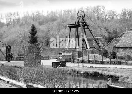 alten viktorianischen meins neben Kanal Stockfoto