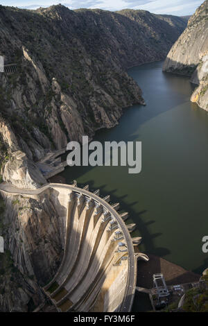 Aldeadávila Hydro Verdammung auf dem Fluß Duero im Nationalpark Arribes, Spanien. Stockfoto