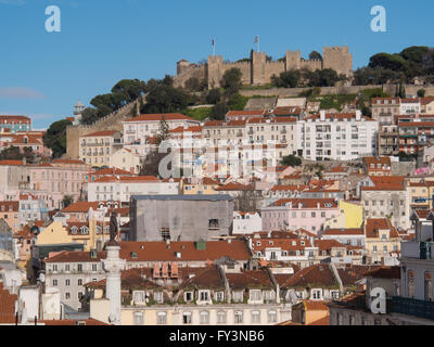 Blick auf die Stadt Lissabon. Sao Jorge Schloss, Alfama, Mouraria Stockfoto