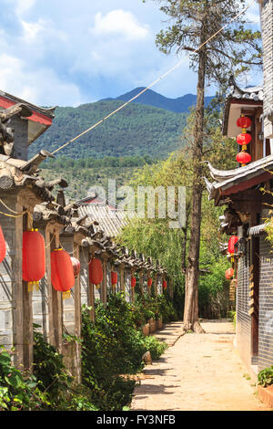 Chinesische traditionelle Architektur und roten Laternen vor Berglandschaft in der Provinz Yunnan Stockfoto