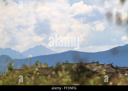 Bergige Landschaft, traditionelle Architektur und üppigen Natur im Herbst in der Nähe von Lijiang in Yunnan, China. Stockfoto