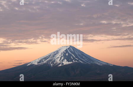 Mount Fuji der Dämmerung am Abend. Stockfoto