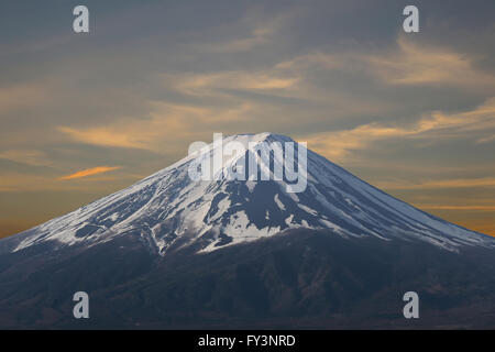 Mount Fuji der Dämmerung am Abend. Stockfoto