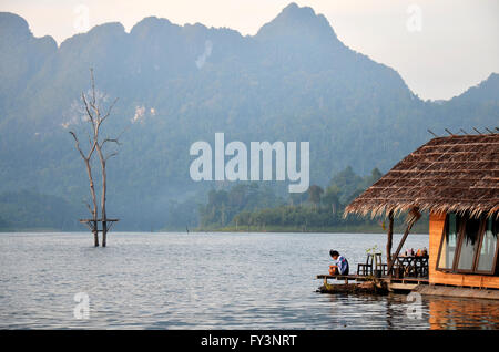 Leute sitzen im Floß Resort in Khao Sok Nationalpark am 3. März 2011 in Surat Thani, Thailand Stockfoto