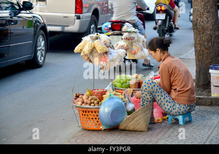Vietnamesische Leute verkaufen Obst und Lebensmittel im Shop auf der Straße in der Nähe von Ben Thanh Market am 22. Januar 2016 in Ho Chi Minh, Vietnam Stockfoto