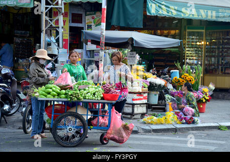 Vietnamesische Leute verkaufen Obst und Lebensmittel im Shop auf der Straße in der Nähe von Ben Thanh Market am 22. Januar 2016 in Ho Chi Minh, Vietnam Stockfoto