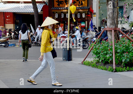 Vietnamesen gehen auf der Straße in der Nähe von Ben Thanh Market am 22. Januar 2016 in Ho Chi Minh, Vietnam Stockfoto