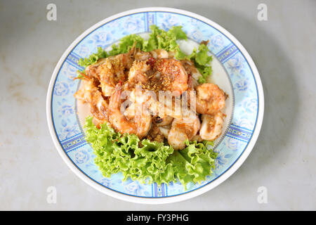 Knoblauch Pfeffer Garnelen in Schale, dies ist ein thailändisches Essen. Stockfoto