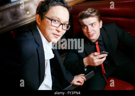 Zwei stilvolle Mann reden, gekleidet in Anzug und Krawatte, informelle Atmosphäre in bar, Männer Freundschaft. Stockfoto