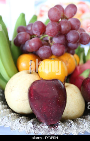 Stapel frisches Obst als Hommage an das chinesische Neujahr. Stockfoto
