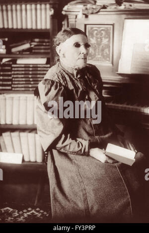 Fanny Crosby (1820-1915), bekannt als die "Königin der Gospel Song Writers', gehörte zu den produktivsten Hymnists in der Geschichte, mehr als 8.000 Hymnen und Gospelsongs, trotz des Seins blind aus kurz nach der Geburt zu schreiben. Einige Verlage zur Zeit zögerten, haben so viele Hymnen von einer Person in ihrer Gesangbüchern so Crosby im Laufe ihrer Karriere fast 200 verschiedene Pseudonymen verwendet. Zu ihren beliebtesten Hymnen gehören "Blessed Assurance", "Pass Me Not, O Gentle Retter", "Jesus zärtlich ruft Sie nach Hause", "lobt ihn, lobt ihn", "Rettung der Perishing" und "Gott sei Ehre". (Foto: c1906) Stockfoto