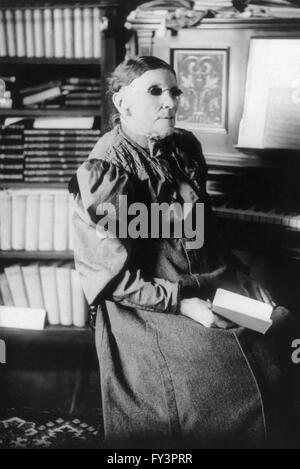 Fanny Crosby (1820-1915), bekannt als die "Königin der Gospel Song Writers', gehörte zu den produktivsten Hymnists in der Geschichte, mehr als 8.000 Hymnen und Gospelsongs, trotz des Seins blind aus kurz nach der Geburt zu schreiben. Einige Verlage zur Zeit zögerten, haben so viele Hymnen von einer Person in ihrer Gesangbüchern so Crosby im Laufe ihrer Karriere fast 200 verschiedene Pseudonymen verwendet. Zu ihren beliebtesten Hymnen gehören "Blessed Assurance", "Pass Me Not, O Gentle Retter", "Jesus zärtlich ruft Sie nach Hause", "lobt ihn, lobt ihn", "Rettung der Perishing" und "Gott sei Ehre". (Foto: c1906) Stockfoto