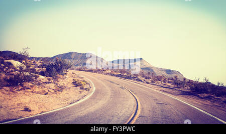 Alte Film stilisierte Bild der Straße durch die Windschutzscheibe eines fahrenden Autos gesehen. Stockfoto