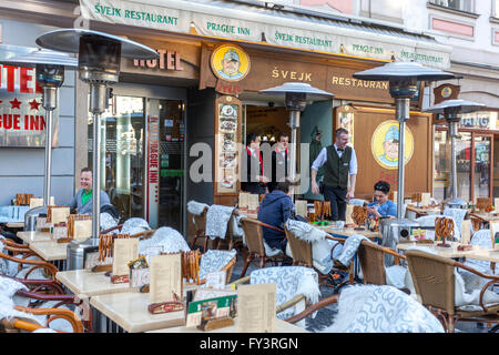 Die Menschen im Prager Restaurant, dem unteren Teil des Wenzelsplatzes, Mustek Prag Tschechien Stockfoto