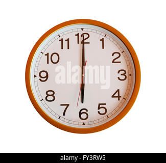 Orange Wanduhr in 06:00 auf weißem Hintergrund isoliert. Stockfoto
