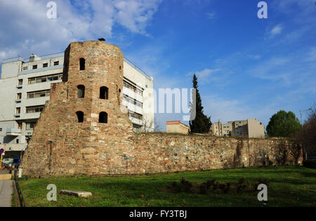 Überreste der achteckigen Turmkonstruktion der westlichen Burg und des Gerichtsgebäudes der Stadt im Hintergrund sichtbar. Vardaris Stockfoto