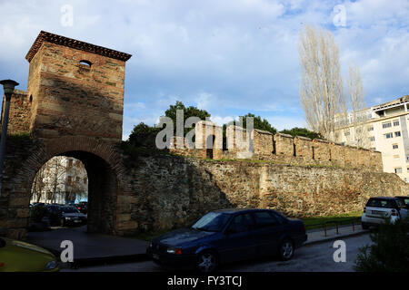 Der westlichen Schloss Wand Crenelations und das Tor bleibt Teil der achteckige Turmkonstruktion nach entlang der Strandpromenade. Stockfoto