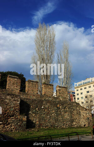 Reste der westlichen Schloss Wand Crenelations, Teil der achteckige Turm-Konstruktion mit modernen Stadtbild verschmelzen. Stockfoto