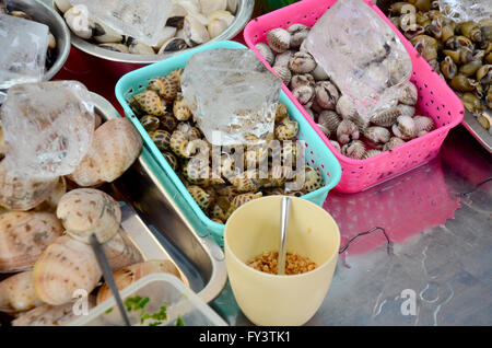 Frische Schale zum Kochen Essen Vietnam Stil für Verkauf Menschen auf der Straße bei Saigon City am 22. Januar 2016 in Ho Chi Minh, Vietnam Stockfoto