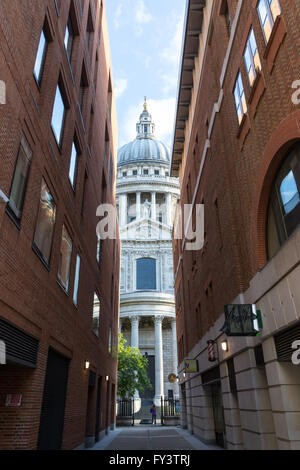 St. Pauls Cathedral angesehen durch Queens Head Passage Stockfoto