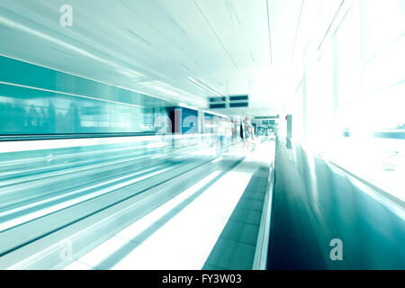 Unscharfen Hintergrund bewegen futuristische Rolltreppe Stockfoto