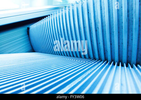 Unscharfen Hintergrund bewegen futuristische Rolltreppe Stockfoto