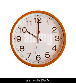 Orange Wanduhr in 10:00 auf weißem Hintergrund isoliert. Stockfoto