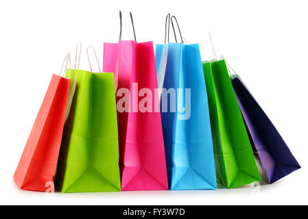 Farbiges Papier-Einkaufstüten isoliert auf weißem Hintergrund Stockfoto