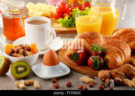 Frühstück mit Croissants, Kaffee, Obst, Orangensaft, Kaffee und Marmelade. Ausgewogene Ernährung. Stockfoto