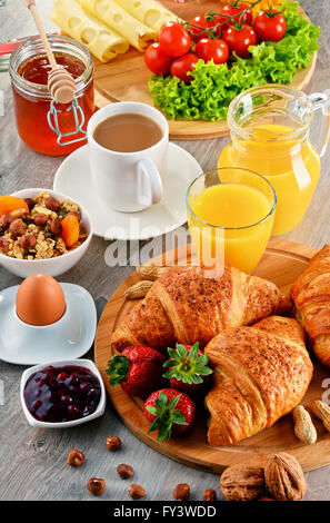 Frühstück mit Croissants, Kaffee, Obst, Orangensaft, Kaffee und Marmelade. Ausgewogene Ernährung. Stockfoto