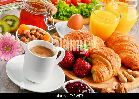 Frühstück mit Croissants, Kaffee, Obst, Orangensaft, Kaffee und Marmelade. Ausgewogene Ernährung. Stockfoto